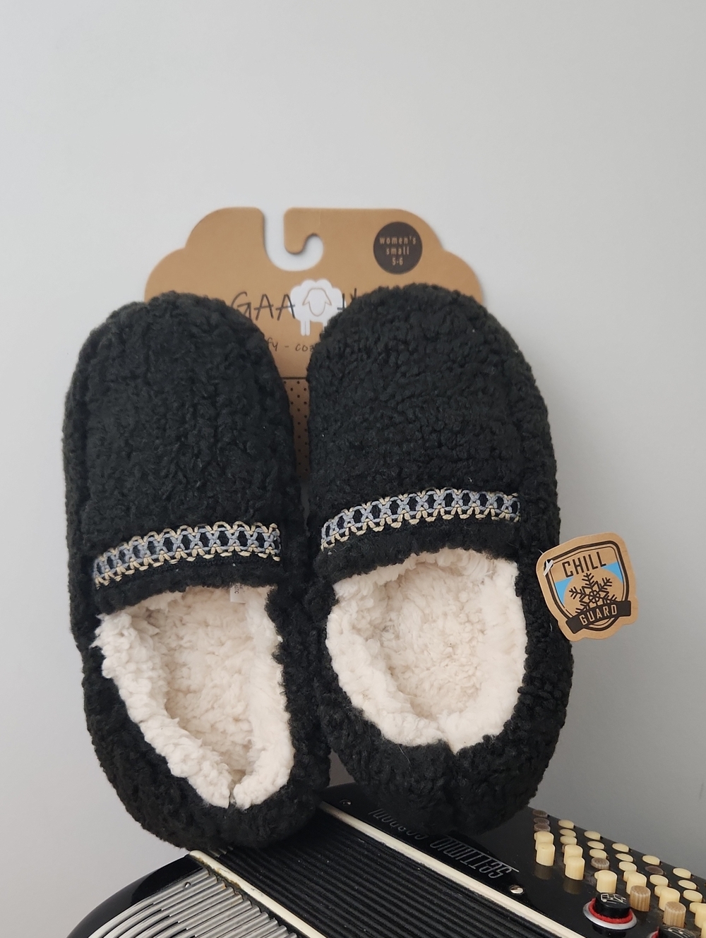 NWT - GAA HUU BLACK SUPER SOFT & WARM SLIPPERS SIZE SMALL 5-6
